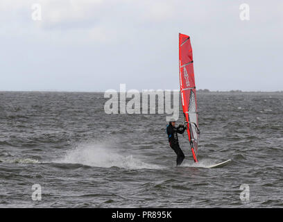 Isola di Oxford, Lough Neagh, Irlanda del Nord.Il 30 settembre 2018. Un ventoso giorni di autunno con un forte nord-ovest vento, periodi di sole e squally docce. Windsurf sul Lough Neagh. Credito: David Hunter/Alamy Live News. Foto Stock