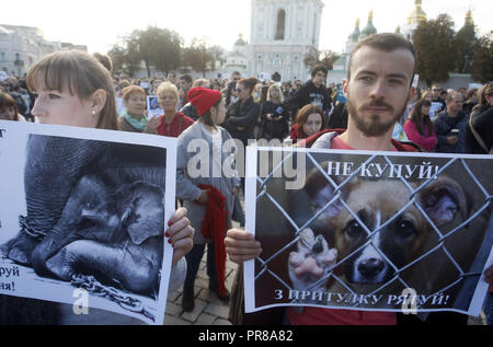 Kiev, Ucraina. Il 30 settembre, 2018. Ucraino di attivisti per i diritti degli animali visto holding cartelloni durante la protesta.Migliaia di partecipanti frequentano il marzo nel centro cittadino di impegnative per un divieto dell'uso degli animali nei circhi, l'obiettivo della marcia è quello di divulgare i valori umanistici e proteggere gli animali dalla crudeltà e beffa. Credito: Pavlo Gonchar SOPA/images/ZUMA filo/Alamy Live News Foto Stock