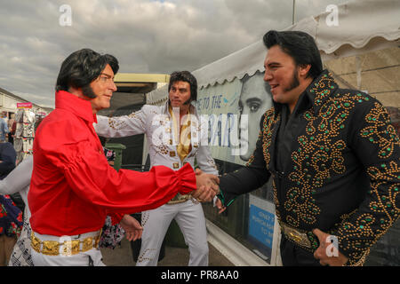 Porthcawl, Wales, Regno Unito. 30 Settembre 2018.Elvis imitatori, Phoenix Dean in bianco e Steve cavaliere in nero, partecipare alla XIII Porthcawl annuale festival di Elvis, Il Elvies. Credito: Haydn Denman/Alamy Live News Foto Stock