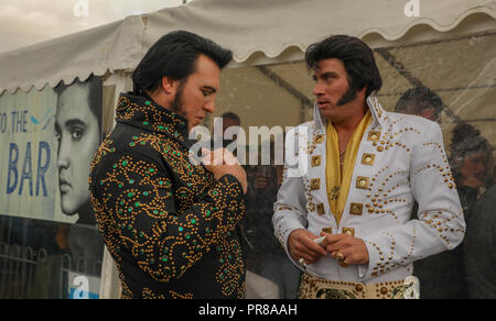 Porthcawl, Wales, Regno Unito. 30 Settembre 2018.Elvis imitatori, Phoenix Dean in bianco e Steve cavaliere in nero, partecipare alla XIII Porthcawl annuale festival di Elvis, Il Elvies. Credito: Haydn Denman/Alamy Live News Foto Stock