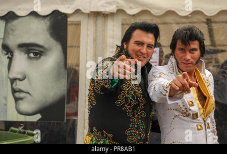 Porthcawl, Wales, Regno Unito. 30 Settembre 2018.Elvis imitatori, Phoenix Dean in bianco e Steve cavaliere in nero, partecipare alla XIII Porthcawl annuale festival di Elvis, Il Elvies. Credito: Haydn Denman/Alamy Live News Foto Stock