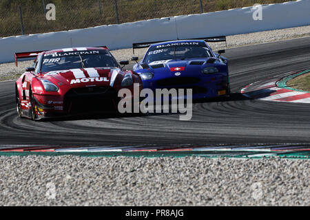 Barcellona, Spagna. Il 30 settembre, 2018. GT Sport Team MOTUL RJN Nissan GT-R Nismo GT3 con driver Matt Parry, Alex Buncombe & Lucas Ordonez conduce Emil Frey Jaguar Racing Emil Frey G3 Jaguar con i piloti Alex Fontana, Adrian Zaugg & Mikael Grenier durante il Round 10 - Blancpain GT Serie Endurance Cup al Circuito de Barcelona-Catalunya, Barcelona, Spagna il 30 settembre 2018. Foto di Jurek Biegus. Solo uso editoriale, è richiesta una licenza per uso commerciale. Credit: UK Sports Pics Ltd/Alamy Live News Foto Stock