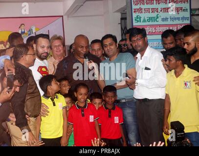 Mumbai, India. 29Sep, 2018. Ex American boxer professionale Mike Tyson visto parlare durante la sua visita a Dharavi slum.Mike Tyson è venuto a Mumbai per supportare il Kumite 1 League, Indias primo global Mixed Martial Arts (MMA) league. Credito: Azhar Khan SOPA/images/ZUMA filo/Alamy Live News Foto Stock