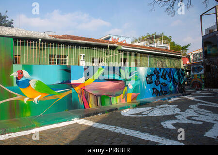 Street murale di artista Nove Organico digitale in un vicolo a Beco do Batman, famoso Vila Madalena artistico quartiere, Sao Paulo, Brasile Foto Stock