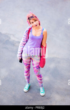 Giovane donna in abiti colorati Foto Stock