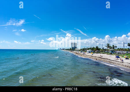 Vista di Dania Beach in Hollywood Florida. Le persone che si godono la loro vacanza e nuotare in spiaggia in estate Foto Stock