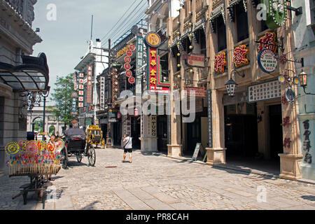 Prop edifici rappresentativi vecchia Cina coloniale, Cinema Città di Haikou, Hainan Island, Cina Foto Stock