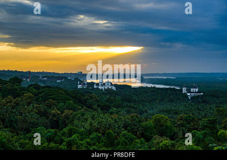 Chiesa di San Gaetano, Se Cathedral, Chiesa di San Francesco di Assisi e Sant'Agostino Torre accanto al Fiume Mandovi visto da di Nostra Signora del Monte, Goa. Foto Stock