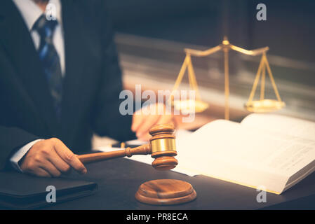 Avvocato in possesso di giudicare martello in aula, avvocato giudice nozione Foto Stock