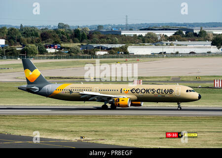 Thomas Cook Airbus A321 l'atterraggio all'Aeroporto di Birmingham, UK (G-TCDV) Foto Stock