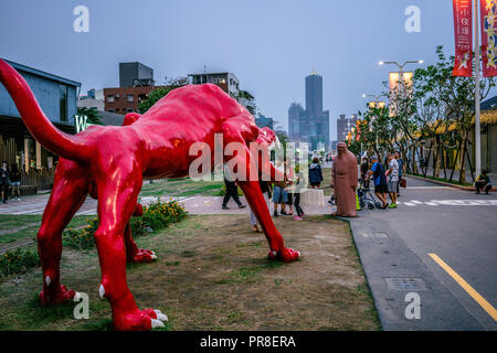 23 febbraio 2018, Kaohsiung Taiwan : Pier 2 art district street view con il cane rosso sclupture in Kaohsiung Taiwan Foto Stock