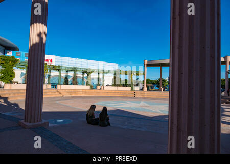 Due ragazze seduta in teatro Helios, giovani nell'Odysseum area, Centro shopping mall, Montpellier, Francia. Foto Stock