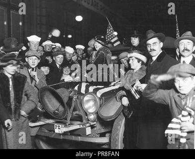 Cerimonie - Illinois - Chicago dimostrazioni di pace - Dimostrazione di pace in Chicago, Ill. facendo rumore accorgimento per automobile che ha sfilato per le strade di Chicago Foto Stock