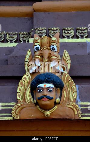 L'uomo la testa di divinità santo intaglio del legno con feroce mitico animale creatura al Nallur Kandaswamy tempio indù Jaffna nello Sri Lanka Foto Stock