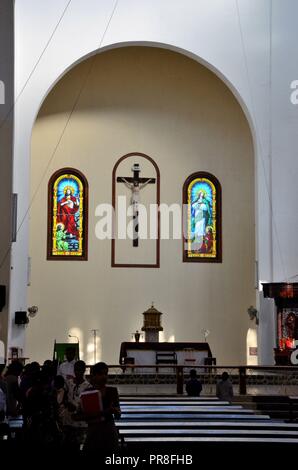 Banchi interni e altare con i fedeli della Cattedrale di Santa Maria la Chiesa cattolica Jaffna nello Sri Lanka Foto Stock