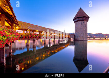 Luzern Ponte della Cappella in legno e la torre alba visualizza, città della Svizzera centrale Foto Stock