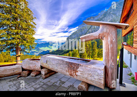 Fontana di legno sotto Pilatus Mountain View, paesaggio alpino della Svizzera Foto Stock