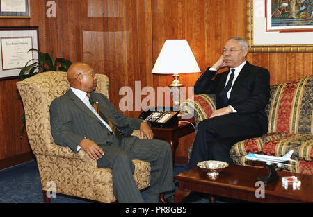 Visita dell ex Segretario di Stato e di Presidente del Comune di capi di Stato Maggiore, il generale Colin Powell, al quartier generale di HUD per incontrare il Segretario Alphonso Jackson, aiutanti Foto Stock