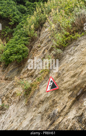Scena costiera intorno a Newquay, Cornovaglia. Attenzione alle rocce che cadono segno di avvertimento a Newquay scogliere. Foto Stock