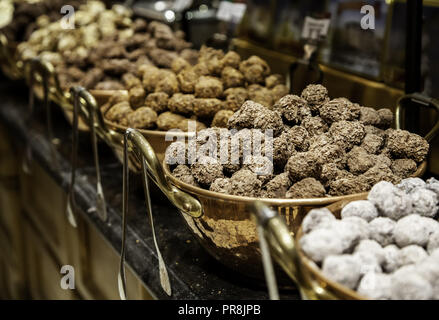 Tipica Belga cioccolato artigianale, prodotto tipico dettaglio alimentare belga in Europa Foto Stock