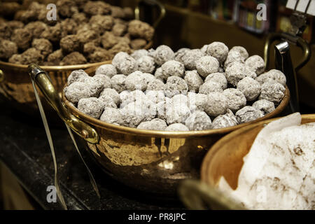 Tipica Belga cioccolato artigianale, prodotto tipico dettaglio alimentare belga in Europa Foto Stock