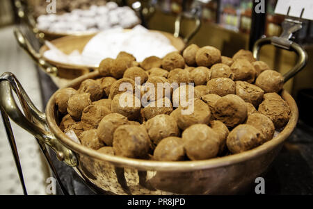 Tipica Belga cioccolato artigianale, prodotto tipico dettaglio alimentare belga in Europa Foto Stock