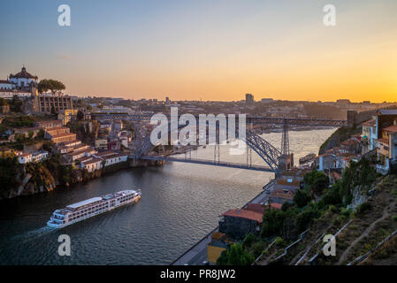 La città di porto in Portogallo al crepuscolo Foto Stock