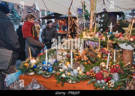 Le decorazioni di Natale a street fair al Rynek Glowny o la piazza principale del mercato, Cracovia in Polonia Foto Stock