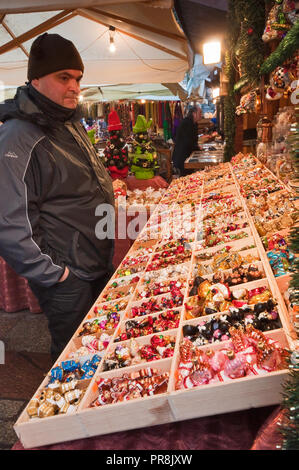 Addobbi natale a street fair al Rynek Glowny o la piazza principale del mercato, Cracovia in Polonia Foto Stock