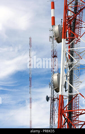 Torri di telecomunicazioni con diversi tipi di antenne Foto Stock