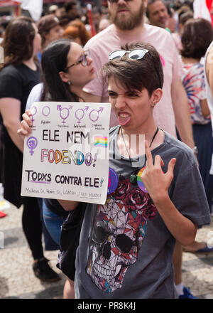 #Nothim (#elenão) mobilitazione. Donna proteste contro il Brasile di estrema destra Jair candidato Bolsonato Foto Stock