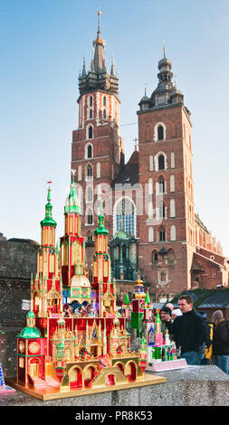 Szopka, Presepe, competizione annuale in dicembre a Adam Mickiewicz monumento, Chiesa di Santa Maria alle spalle, Cracovia in Polonia Foto Stock