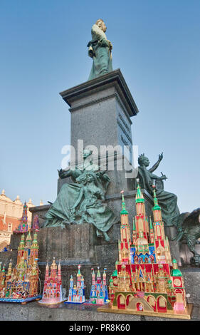 Szopki, presepi natalizi, competizione annuale in dicembre a Adam Mickiewicz monumento, Rynek Glowny o la piazza principale del mercato, Cracovia in Polonia Foto Stock