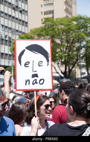 Settembre 29, 2018. #Nothim (elenão) mobilitazione. Donna proteste in Campinas (SP) contro il Brasile di estrema destra candidato presidenziale Jair Bolsonaro Foto Stock