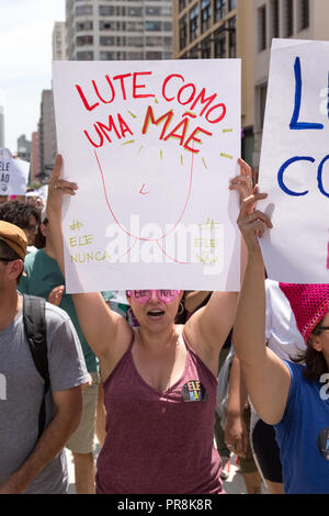 Settembre 29, 2018. #Nothim (elenão) mobilitazione. "Lotta come una madre". Donna proteste contro il Brasile di estrema destra candidato presidenziale Jair Bolsonaro Foto Stock