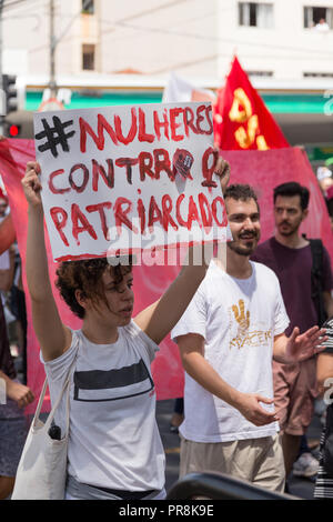 Settembre 29, 2018. #Nothim (elenão) mobilitazione. Donna proteste contro il Brasile di estrema destra candidato presidenziale Jair Bolsonaro Foto Stock