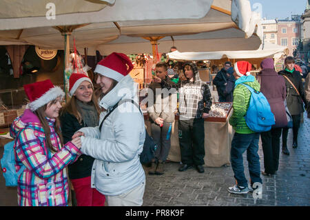 Ragazzi a Natale street fair al Rynek Glowny o la piazza principale del mercato, Cracovia in Polonia Foto Stock