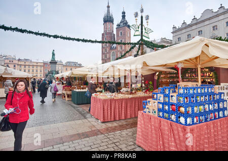 Stagione di Natale street fair al Rynek Glowny o la piazza principale del mercato, Cracovia in Polonia Foto Stock