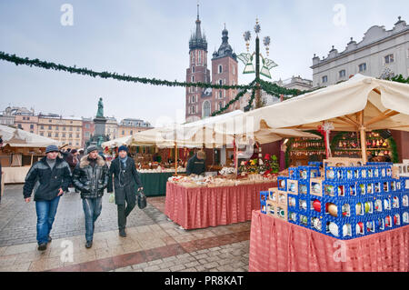 Stagione di Natale street fair al Rynek Glowny o la piazza principale del mercato, Cracovia in Polonia Foto Stock