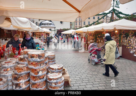 Stagione di Natale street fair al Rynek Glowny o la piazza principale del mercato, Cracovia in Polonia Foto Stock