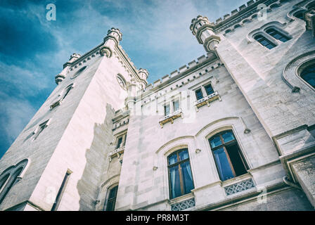 Dettaglio del castello di Miramare vicino a Trieste, Italia nord-orientale. Destinazione di viaggio. La bella architettura. Foto analogico filtro con graffi. Foto Stock