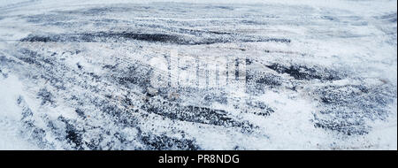 Primo piano della vettura tracce di pneumatici in inverno sulla strada Foto Stock