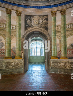 Piscina in vista della bellissima Villa Palagonia di Bagheria, nei pressi di Palermo. Sicilia, Italia. Foto Stock