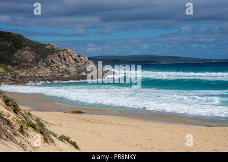 Costa e spiaggia nei pressi di Noosa, Queensland, Australia su una mattina di sole Foto Stock