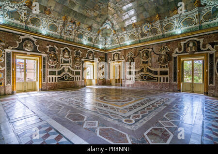 Piscina in vista della bellissima Villa Palagonia di Bagheria, nei pressi di Palermo. Sicilia, Italia. Foto Stock