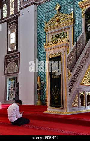Adoratore pregare Allah in Yeni valido? Moschea, Üskudar, lato Asiatico di Istanbul, Turchia. Foto Stock