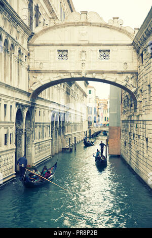 Il ponte dei sospiri è un ponte situato a Venezia, Italia settentrionale. Il ponte chiuso è realizzato in calcare bianco, ha finestre con barre di pietra, passa Foto Stock