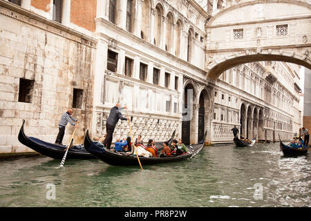 Il ponte dei sospiri è un ponte situato a Venezia, Italia settentrionale. Il ponte chiuso è realizzato in calcare bianco, ha finestre con barre di pietra, passa Foto Stock