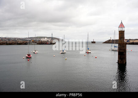 Barche e luci leader nel porto esterno, Douglas, Isola di Man Foto Stock