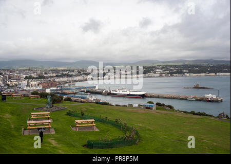 Vista in lontananza Douglas, Isola di Man, dalla testa di Douglas in un giorno nuvoloso. Foto Stock